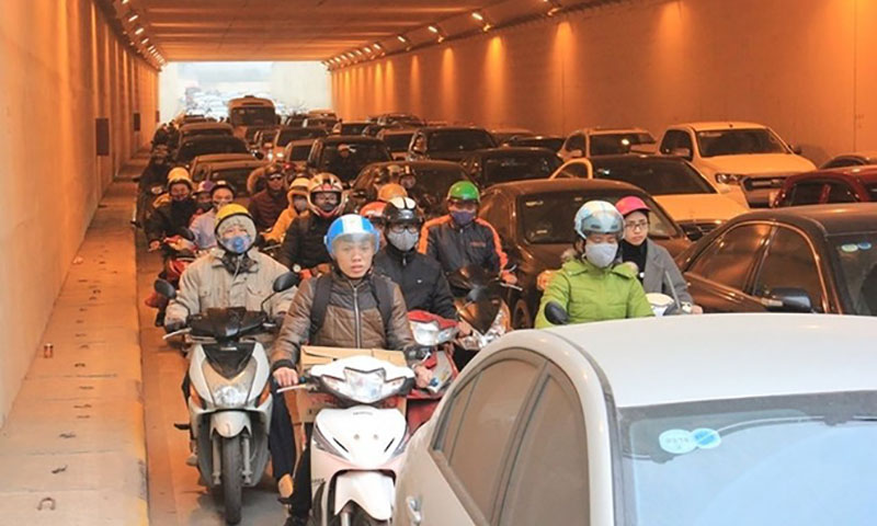 Đường phố Hà Nội ùn tắc kinh hoàng bất kể giờ giấc